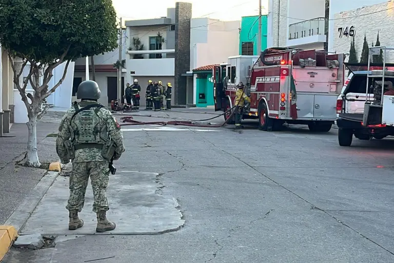 Incendio intencional consume residencia y dos vehículos en la Colonia Chapultepec de Culiacán