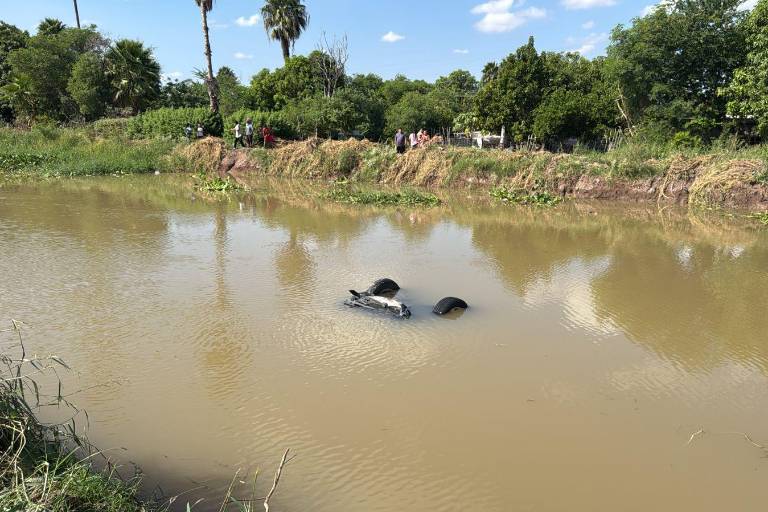 Universitario pierde el control y su vehículo termina en el canal Lateral 18, en Ahome
