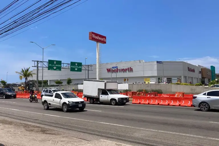 Pide SPyTM tomar precauciones y seguir indicaciones, ante el tráfico por construcción de puente vehicular