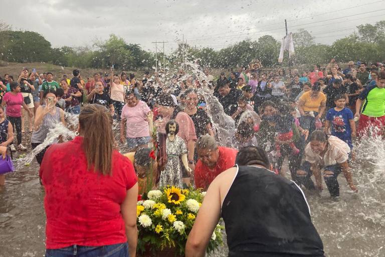 Cumplen en Villa Unión con el tradicional baño a San Juan Bautista en el Río Presidio