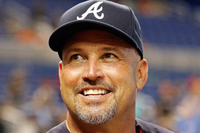 Bravos nombran al ex dirigente Fredi González como coach de tercera base