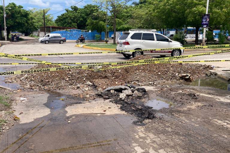 Reciben vecinos de la colonia 20 de noviembre atención a fuga de drenaje que afectaba sus viviendas