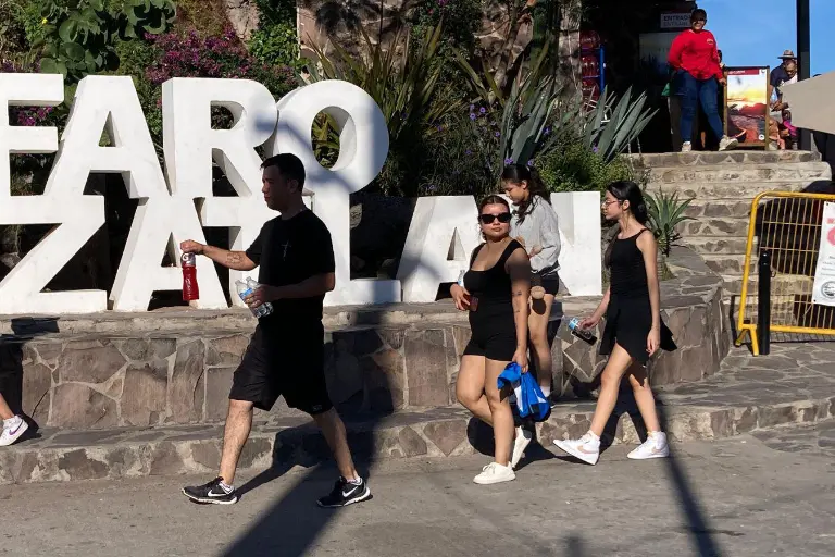 El Faro de Mazatlán recibe visitantes en vísperas del inicio del invierno.