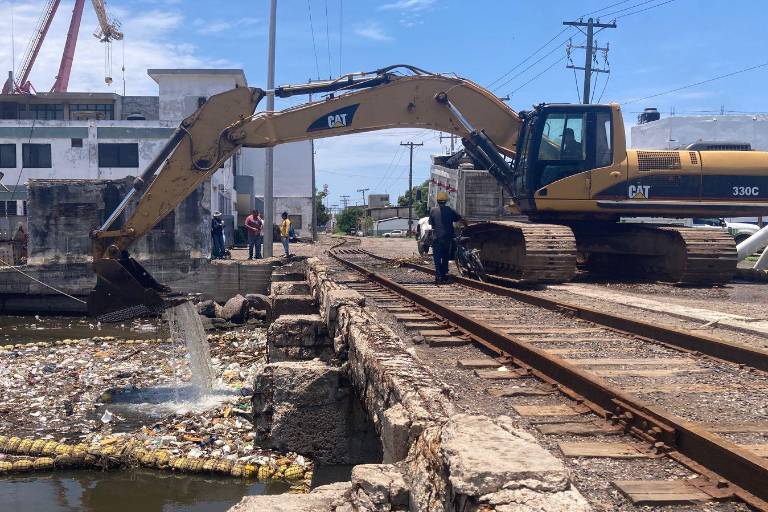 Recolectan más de 12 toneladas de basura de la biobarda del puente Juárez, en Mazatlán