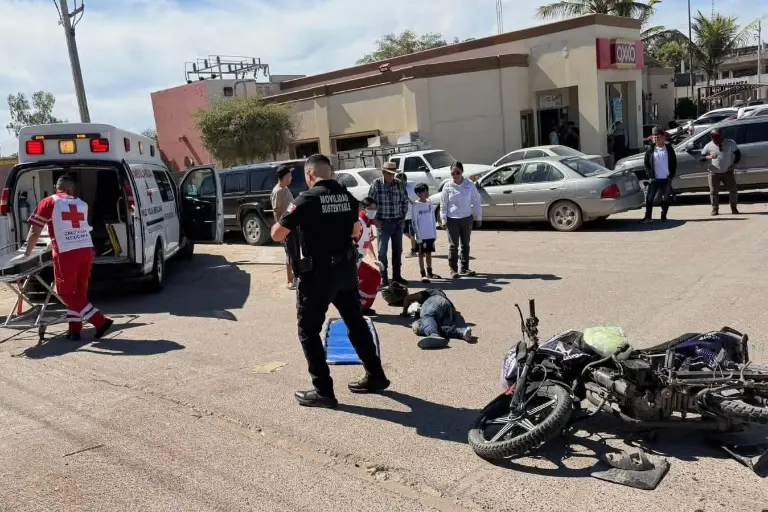 Paramédicos de la Cruz Roja atendieron y trasladaron al motociclista con fracturas al IMSS.
