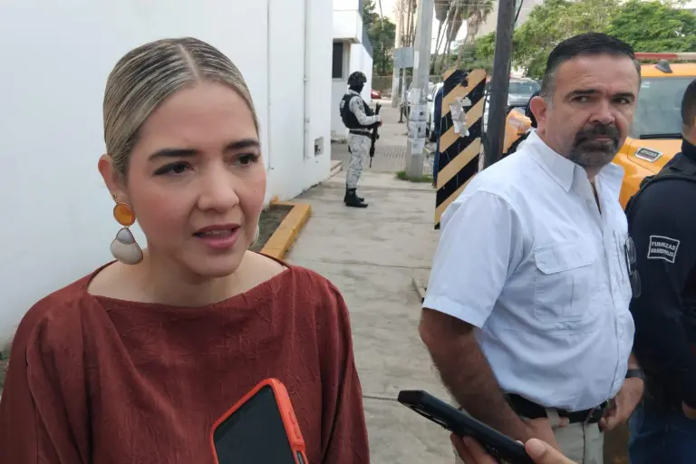 La Alcaldes de Mazatlán Estrella Palacios Domínguez informa sobre la seguridad en las carreteras que conducen al puerto.