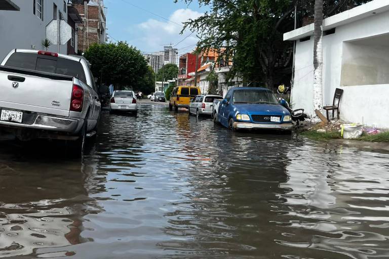 El desbordamiento del Arroyo Jabalines provocó inundaciones en vialidades y zonas bajas cercanas al Estero del Infiernillo.