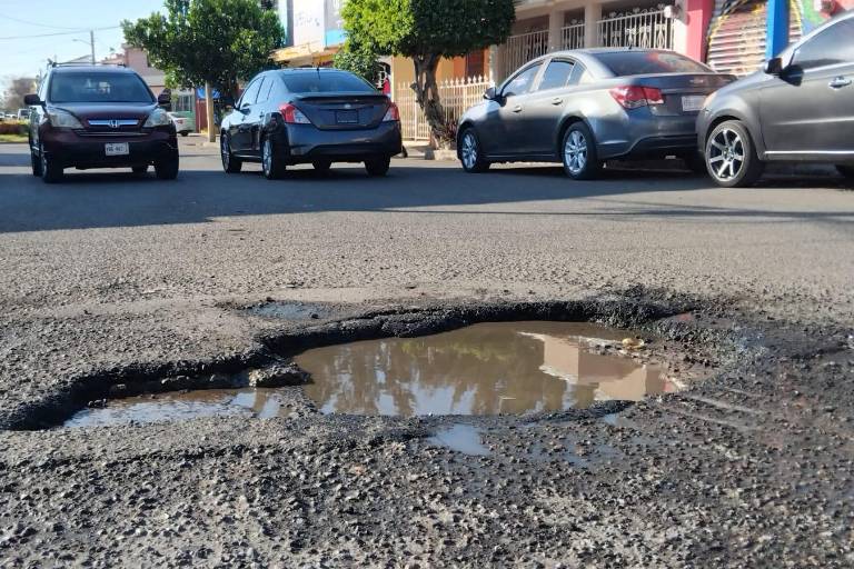 Molesta a vecinos gran cantidad de baches en crucero de la Villa Galaxia, en Mazatlán