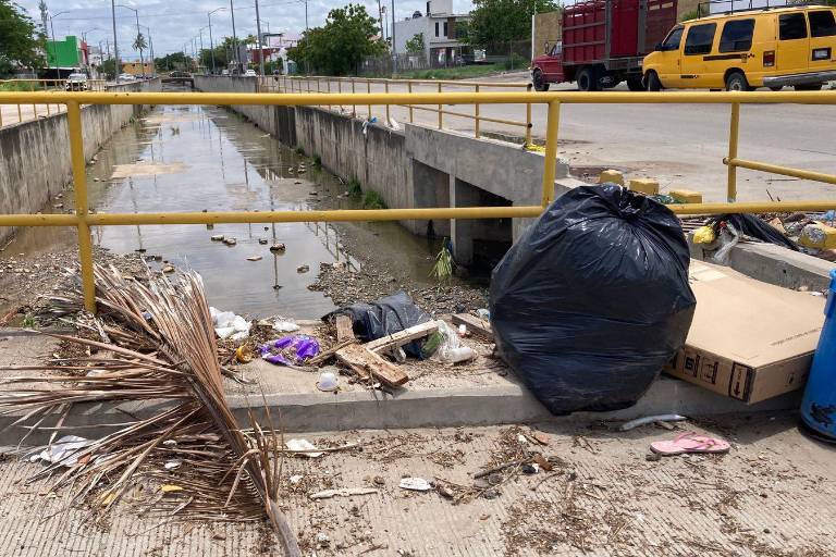 Queda basura estancada en el canal de Avenida los Venados tras lluvias en Mazatlán