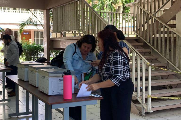 Participan docentes y administrativos en consulta sobre reingeniería financiera de la UAS