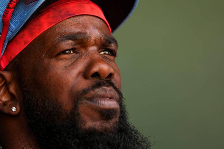 Adolis García tomó práctica de bateo y sigue apuntando al Día Inaugural