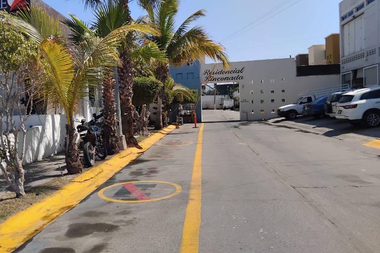 Comerciantes muestran inconformidad por cierre de área pública avalado por autoridades en la avenida Carlos Canseco