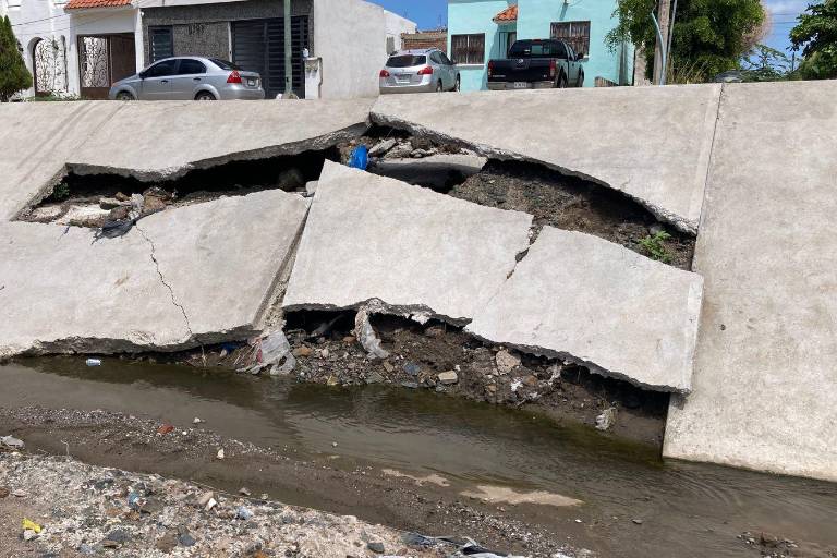 Colapsa revestimiento de canal en Mazatlán a dos meses de ser inaugurado