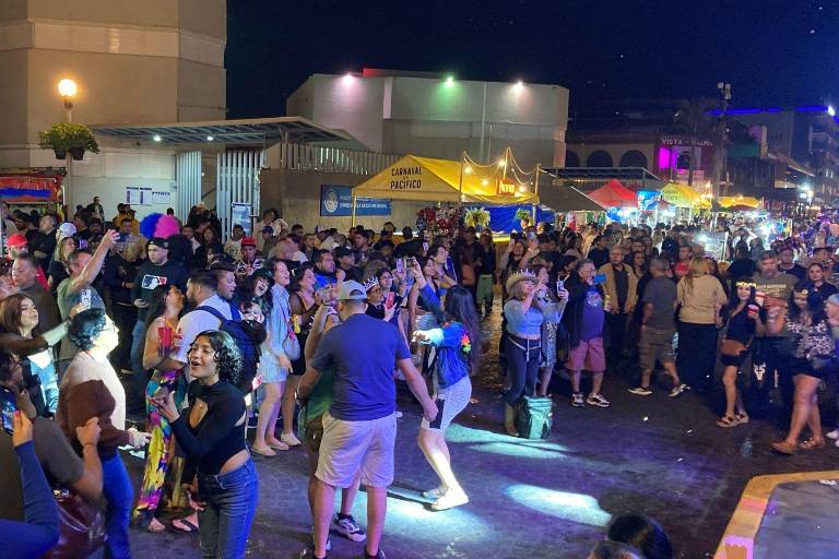 Esperan miles de personas el inicio del Combate Naval en Mazatlán