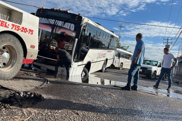 Camión urbano cae en socavón en la colonia Infonavit Humaya; no hubo personas lesionadas