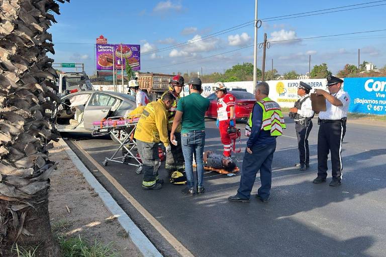 Hombre resulta prensado tras chocar contra palmera en bulevar Pedro Infante, en Culiacán