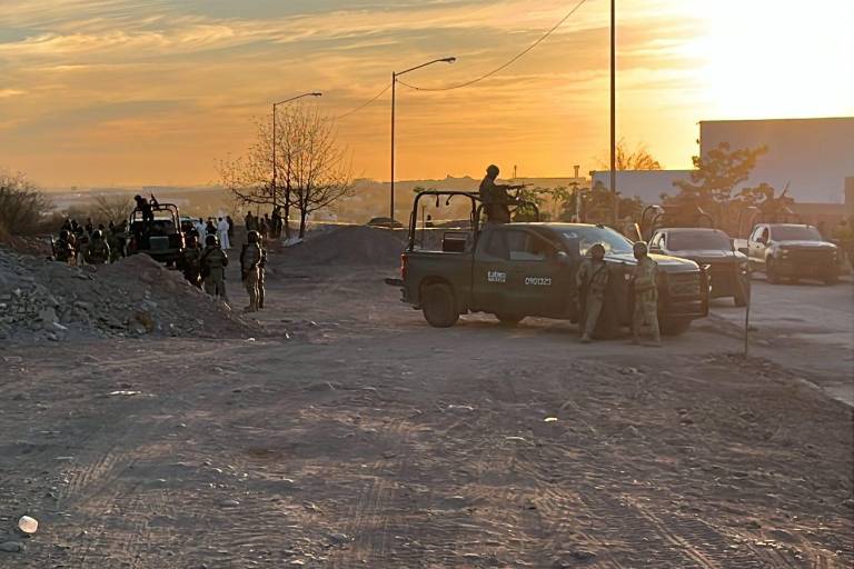 Localizan una mujer asesinada y esposada en la colonia Perisur, en Culiacán