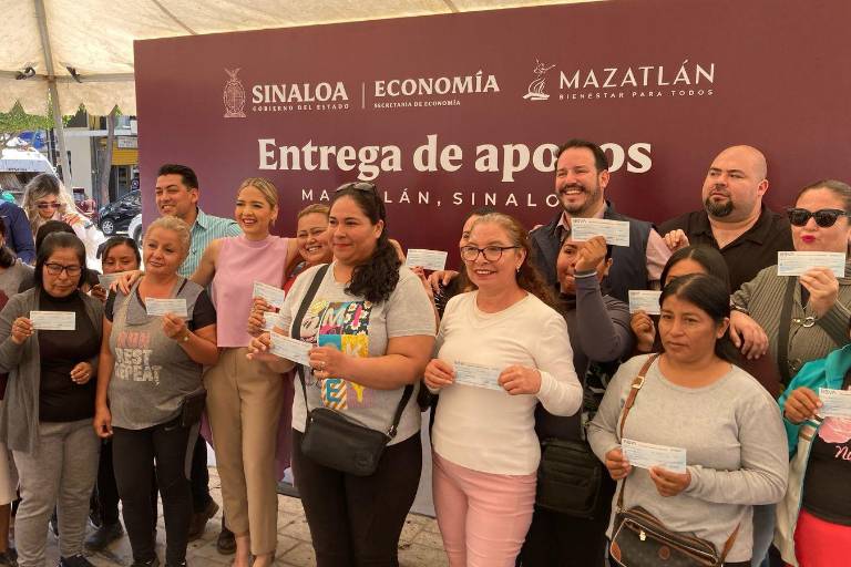 Vendedores de playas y pequeños comerciantes reciben apoyos económicos del gobierno del Estado