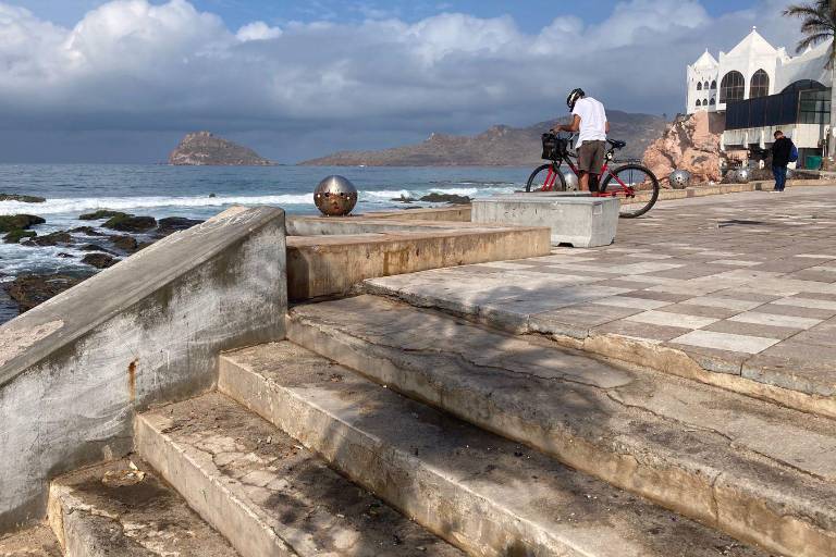 Luce lleno de basura el acceso a la playa y zonas aledañas a las Letras de Mazatlán