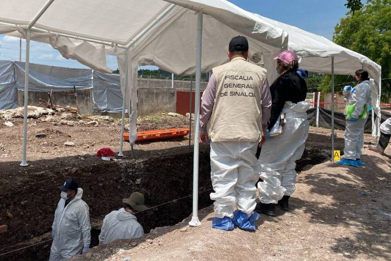 Exhuman 11 cuerpos más de fosa común en panteón “21 de Marzo” de Culiacán