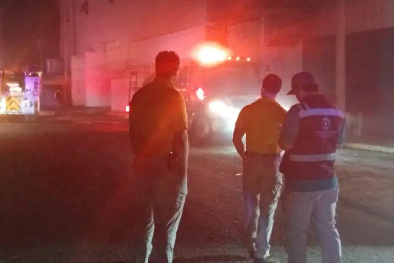 Sofocan incendio en bodega de papeles y cartones de un periódico de Culiacán