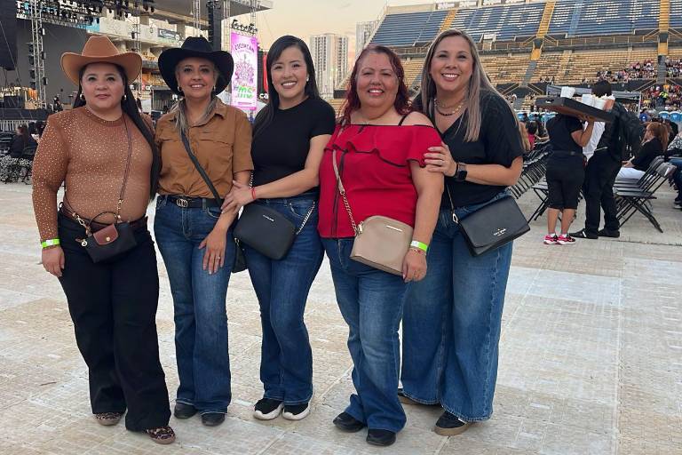 Bailan y cantan al ritmo de la Banda MS