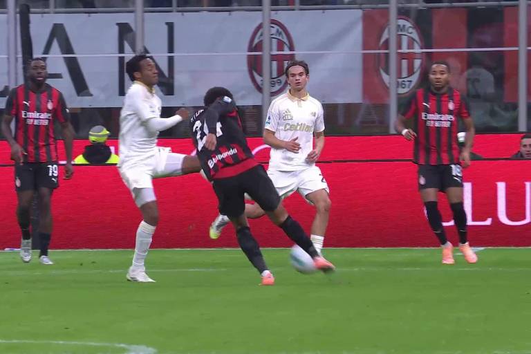 El Milán de Santi Giménez sufre ante el colista Pisa y rescata un empate agónico en San Siro