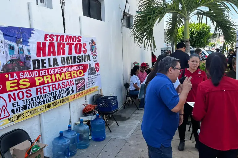 Protesta de trabajadores sindicalizados del Ayuntamiento de Mazatlán para denunciar fallas en la atención en el Hospitalito