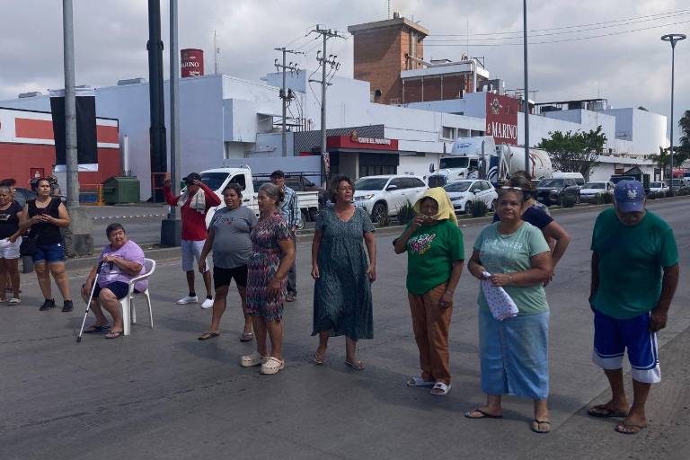 Vecinos de las colonias Anáhuac y Jesús García, en Mazatlán, bloquean avenida por fugas de drenaje
