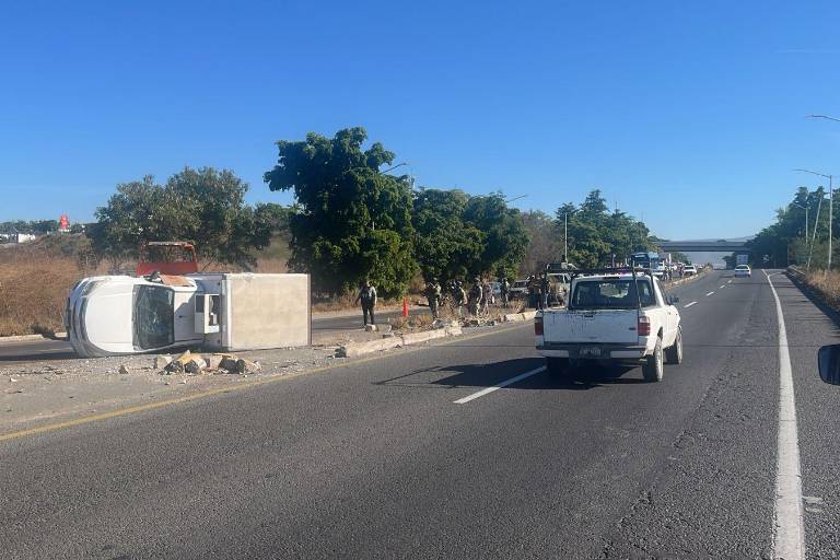 Volcadura en La Costerita de Culiacán deja a repartidor lesionado