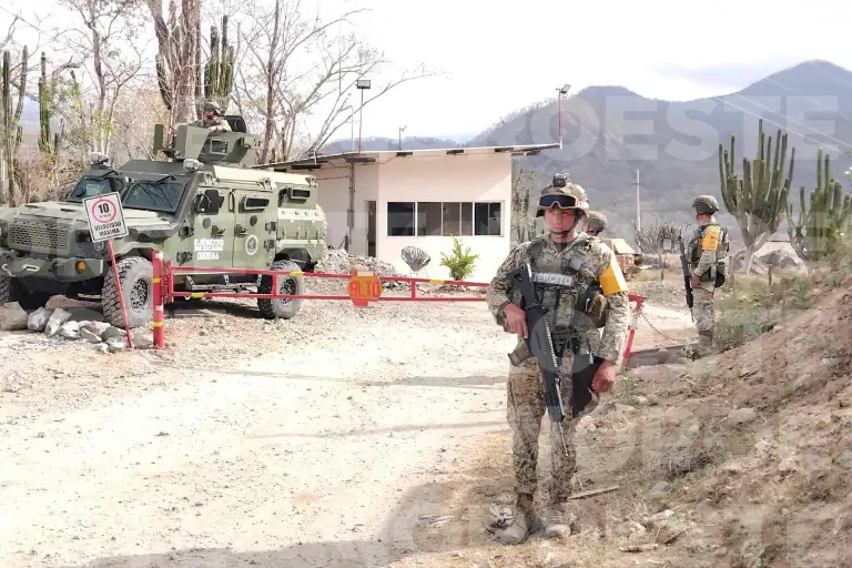 Personal del Ejército Mexicano mantiene resguardada las instalaciones de la mina donde cuatro trabajadores quedaron atrapados tras derrumbe.
