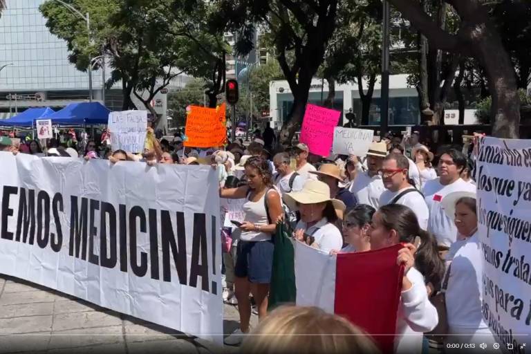 Pacientes con cáncer, familiares y ciudadanos marchan en CDMX y otras ciudades en exigencia de medicamentos
