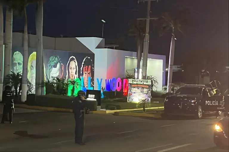 Policías federales y estatales mantienen asegurado el motel donde se reportó el incendio y las detenciones.