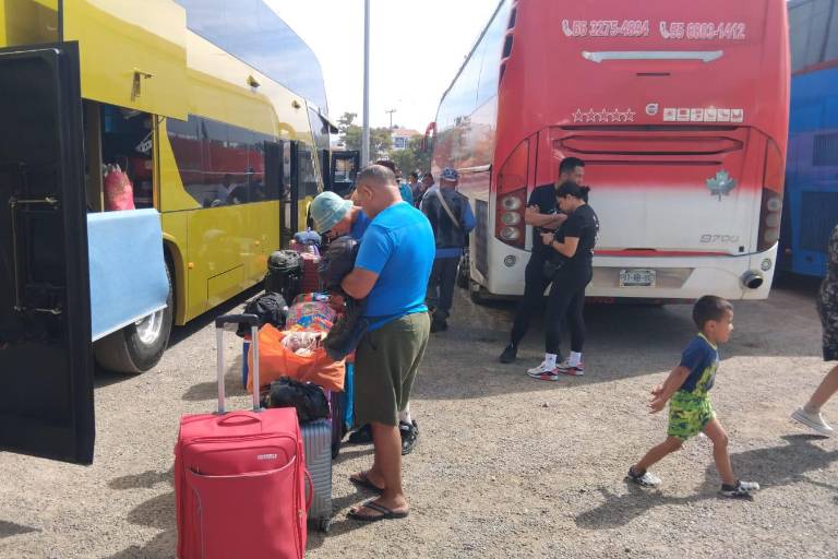 Turistas de charters arriban a Mazatlán con grandes expectativas del Carnaval