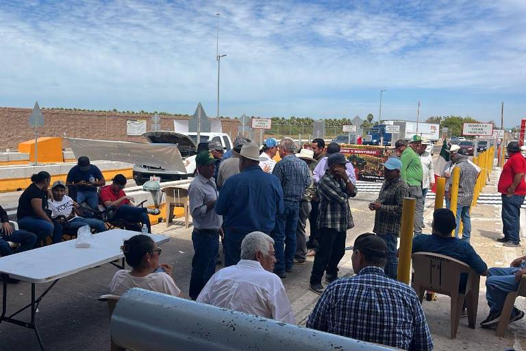 Productores agrícolas se mantienen en protesta en la caseta de cobro de El Pisal, en Navolato.