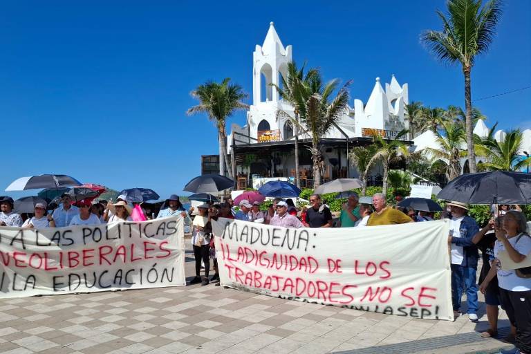 Trabajadores y jubilados de la UAS marchan en Mazatlán contra reformas laborales