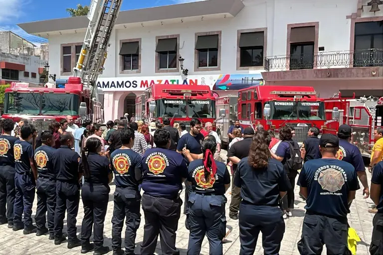 Autoridades y clubes rotarios entregan a Bomberos Veteranos de Mazatlán nuevas unidades y equipos.