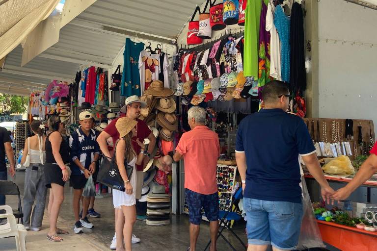 Comerciantes de artículos turísticos esperan repunte en ventas durante agosto en Mazatlán