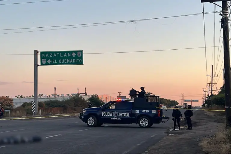 Hallan cuerpo envuelto en plástico sobre la autopista Culiacán-Mazatlán