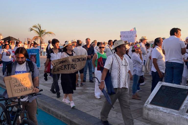 Mazatlecos exigen paz y revocación de mandato en marcha en el malecón