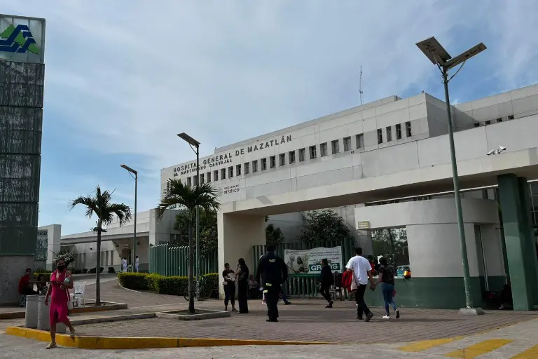 En el Hospital General de Mazatlán está siendo atendido el primero de los mineros rescatados en Rosario.