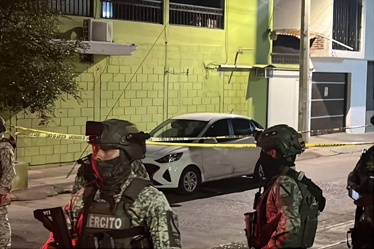 Dos hombres fueron atacados a balazos al interior de un automóvil en el sector Infonavit Solidaridad.