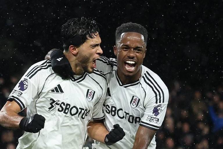 Raúl Jiménez alcanza los 400 partidos en Europa y da triunfo al Fulham