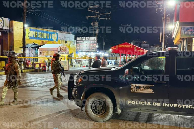Elementos de seguridad se movilizaron a la zona del Malecón de Mazatlán tras el ataque armado contra un taquero.