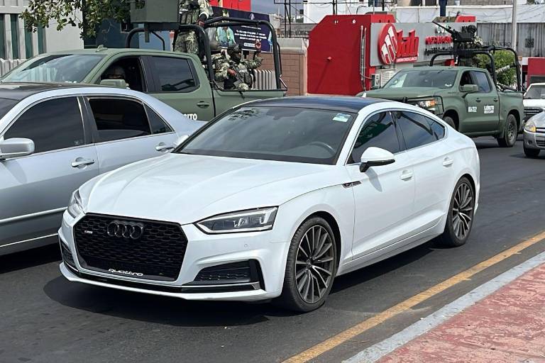 Abandonan Audi y despojan un Toyota Corolla en Montebello, Culiacán