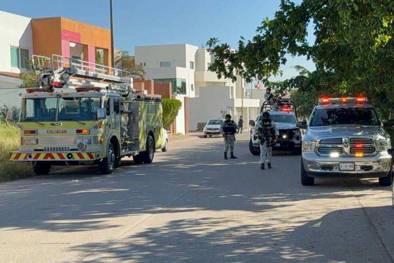 Rescatan a dos mujeres y una bebé tras incendio en vivienda del sector Tres Ríos, en Culiacán