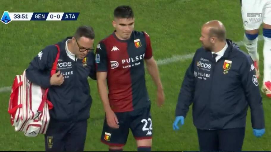 Johan Vásquez sale lesionado en derrota del Genoa ante el Atalanta