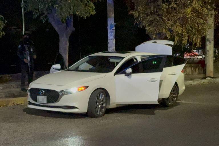 Abandonan un vehículo baleado en la colonia La Campiña, en Culiacán