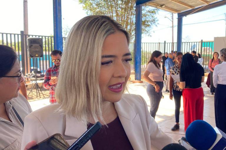 Resalta Alcaldesa de Mazatlán que ya se rasparon 242 kilómetros de caminos en zona rural