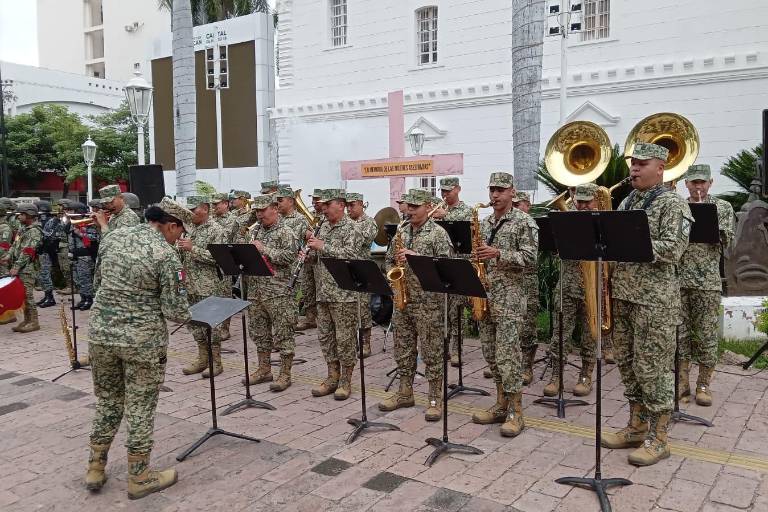 Admiran culiacanenses el tradicional desfile militar